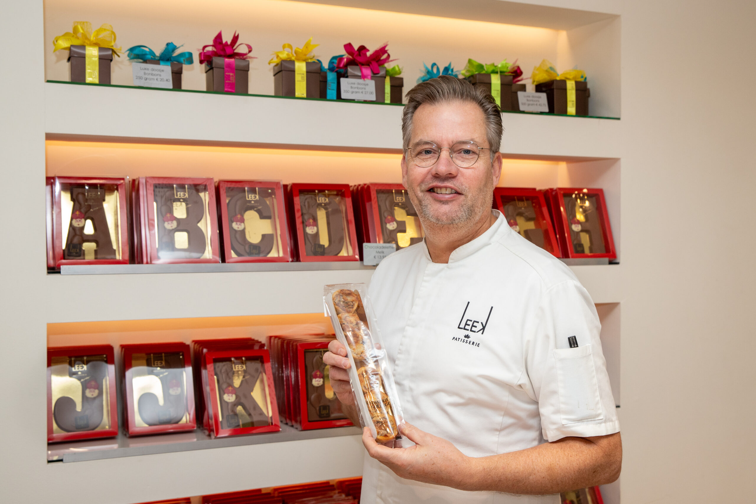 Patissier Paul Veldt houdt trots een verpakking vast met daarin de nieuwe aardbeienrondo ter ere van 750 jaar marktrecht