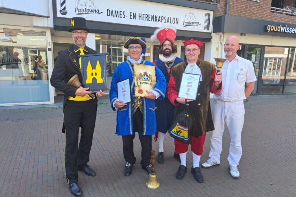 De drie prijswinnaars met juryleden graaf Floris V en Jeroen Zoetmulder