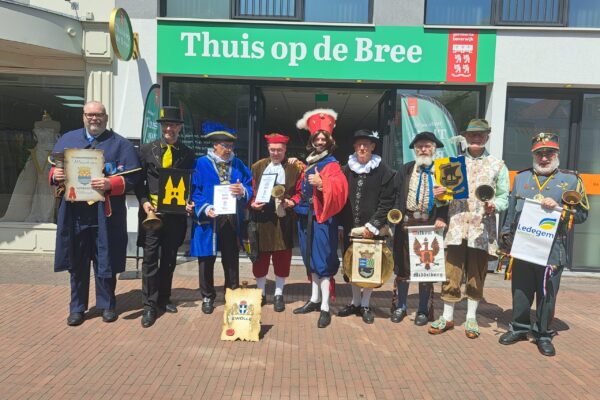 Groepsfoto Thuis op de Bree met graaf