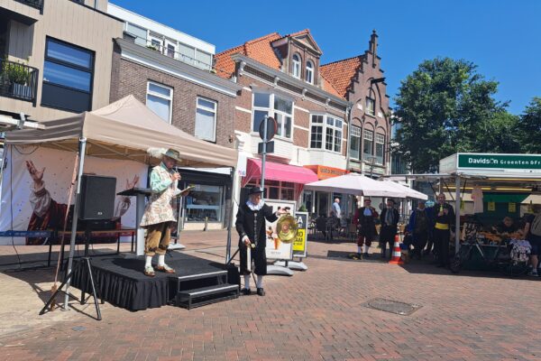 Jan Prins uit Graft De Rijp luidt de gong voorafgaand aan zijn roep