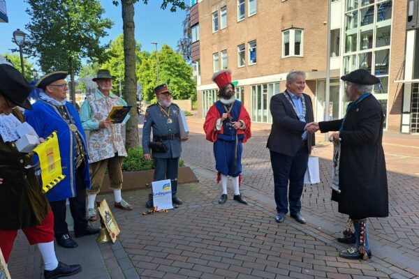 Loco-burgemeester Kellenaar ontvangt de roepers